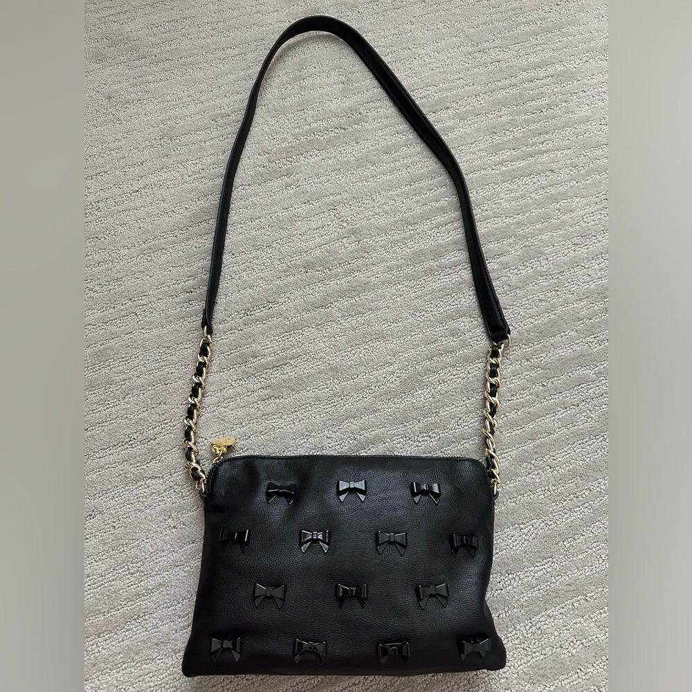 NWOT—Betsey Johnson black crossbody/shoulder bag w/bow accents